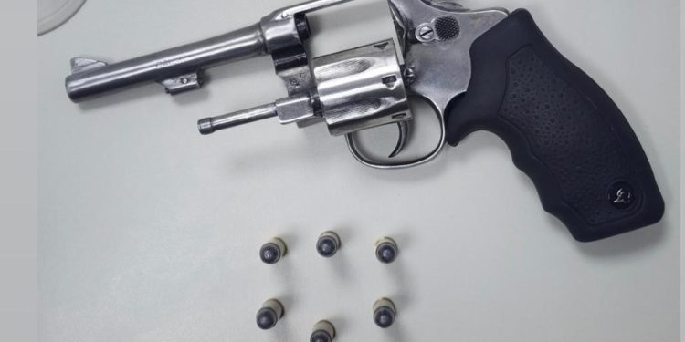 Polícia apreende arma de fogo e prende suspeito em Feira de Santana