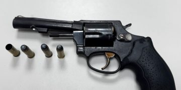 Polícia apreende arma de fogo após troca de tiros em Feira de Santana