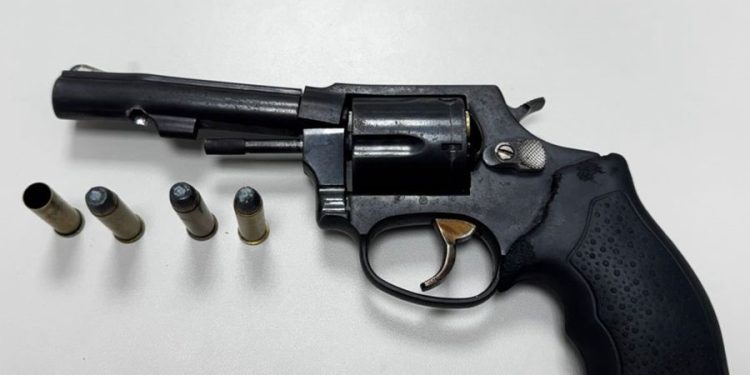 Polícia apreende arma de fogo após troca de tiros em Feira de Santana