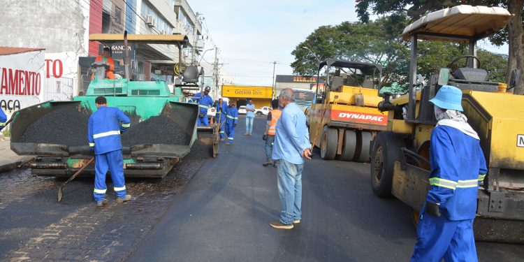 Feira de Santana avança com pavimentação e anuncia revitalização da Praça do Fórum