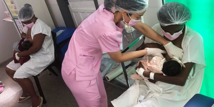 Banco de Leite do Hospital da Mulher lança cartilha e reforça ações do Agosto Dourado em Feira de Santana