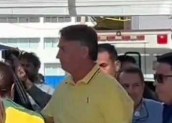 Jair Bolsonaro deixa prisão domiciliar pela primeira vez neste sábado (16)
