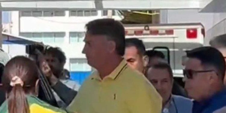 Jair Bolsonaro deixa prisão domiciliar pela primeira vez neste sábado (16)