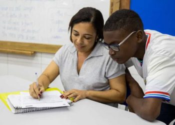 Ceep abre inscrições para cursos técnicos em saúde e administração em Feira de Santana