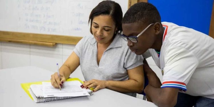 Ceep abre inscrições para cursos técnicos em saúde e administração em Feira de Santana