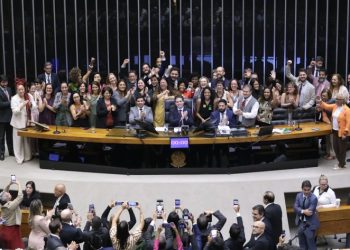 Câmara aprova projeto que cria regras para proteção de crianças em ambientes digitais