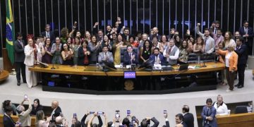 Câmara aprova projeto que cria regras para proteção de crianças em ambientes digitais