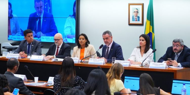 Novo regulamento da Anatel divide opiniões e gera críticas de órgãos de defesa do consumidor