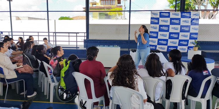 Embasa oferece atendimento e ações educativas durante caravana de direitos humanos em Feira de Santana