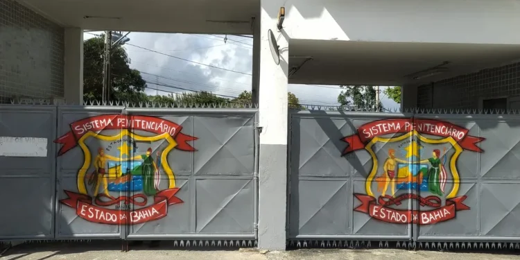 Preso foge durante banho de sol no Complexo Penitenciário de Salvador