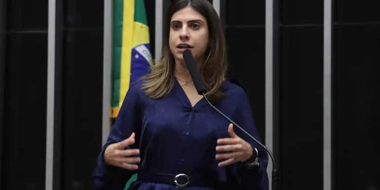 Deputada Camila Jara fica fora de lista de denúncias na Câmara, mas pode ser incluída após análise de imagens