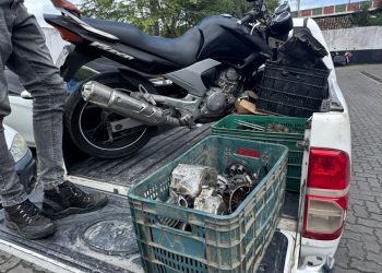 Polícia Civil fecha desmanche clandestino em Feira de Santana e prende homem com armas e peças de motocicletas