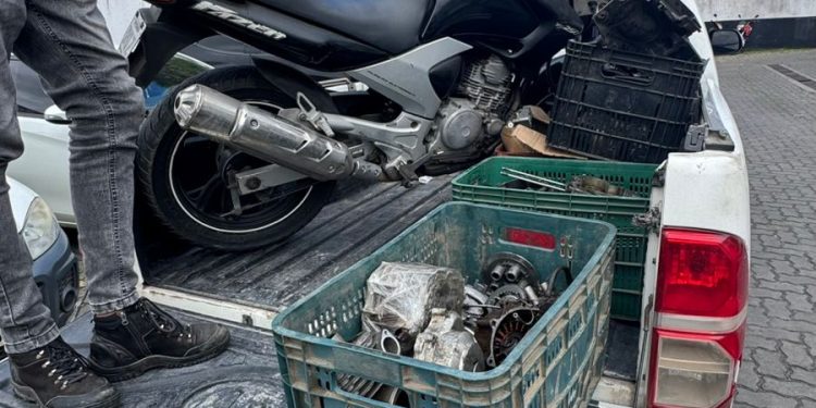 Polícia Civil fecha desmanche clandestino em Feira de Santana e prende homem com armas e peças de motocicletas
