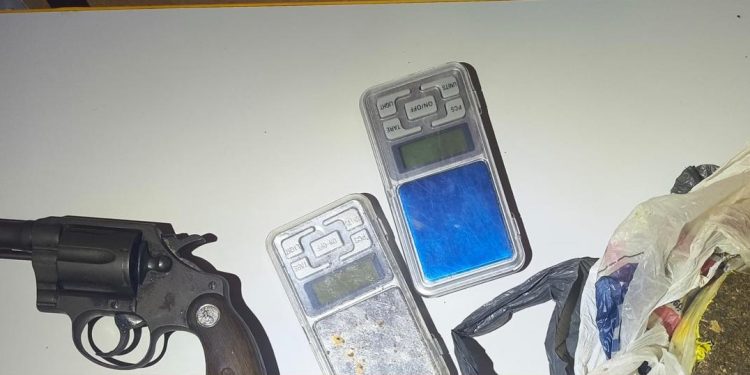 66ª CIPM apreende arma de fogo e prende homem por tráfico de drogas em Santa Bárbara