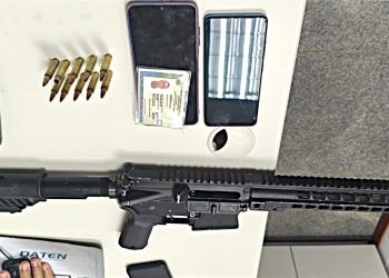 Polícia Militar apreende fuzil e munições em operação no bairro Asa Branca, em Feira de Santana