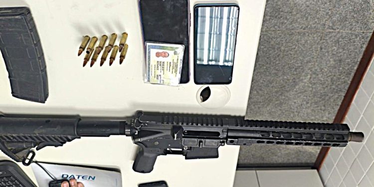 Polícia Militar apreende fuzil e munições em operação no bairro Asa Branca, em Feira de Santana