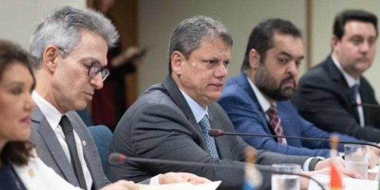 Tarifaço dos EUA sobre produtos brasileiros reúne governadores em Brasília nesta quinta (7)