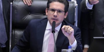 Crise e reação: Presidente da Câmara abre sessão em meio a protestos e pede respeito à Constituição