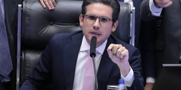 Crise e reação: Presidente da Câmara abre sessão em meio a protestos e pede respeito à Constituição