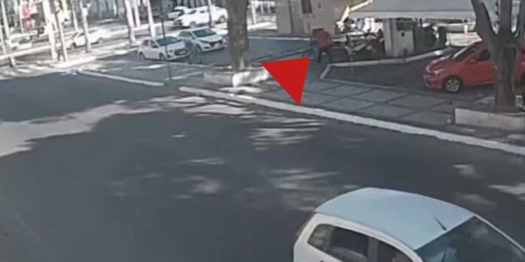 Moto de policial militar é furtada ao lado de módulo policial no centro de Feira de Santana