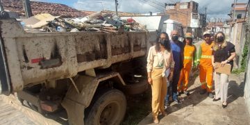 Prefeitura de Feira de Santana remove acúmulo de materiais em passeio público no Caseb