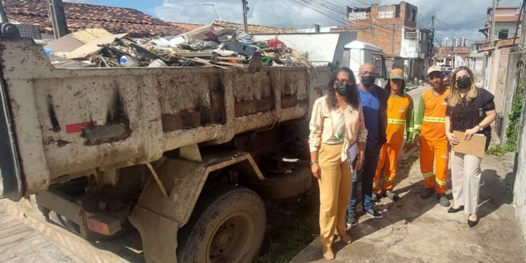 Prefeitura de Feira de Santana remove acúmulo de materiais em passeio público no Caseb