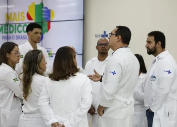 Quase 1,5 mil médicos do programa Mais Médicos começam a atuar nesta quarta-feira em todo o país