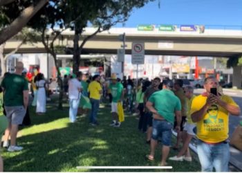 Manifestantes fazem ato contra o governo Lula em Feira de Santana e outras cidades do país