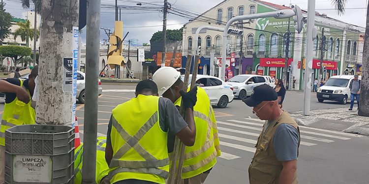 Prefeitura reativa marcadores de tempo para pedestres no centro de Feira de Santana