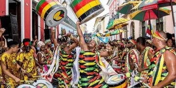 Olodum comanda Lavagem de Madeleine em Paris, maior festa afro-brasileira da Europa
