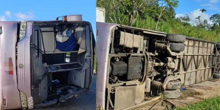 Ônibus com torcedores do Bahia tomba na BR-101 em Pernambuco e deixa oito feridos