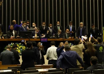 Oposição ocupa plenários do Congresso e Alcolumbre reage: “Exercício arbitrário”
