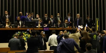 Oposição ocupa plenários do Congresso e Alcolumbre reage: “Exercício arbitrário”