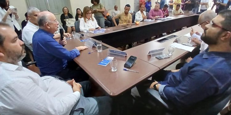 José Ronaldo empossa novos servidores e anuncia convocação de mais 208 concursados em Feira de Santana