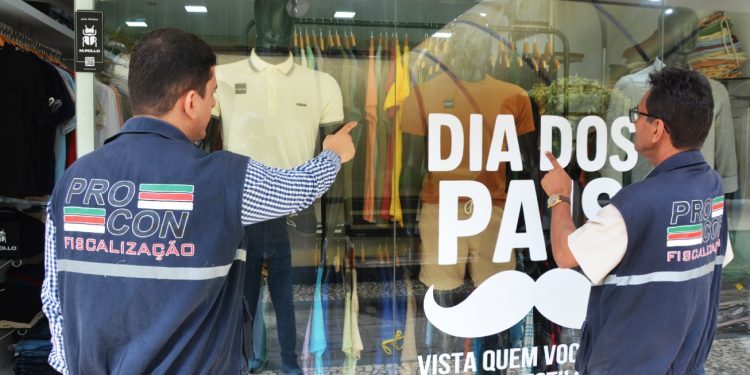 Procon intensifica fiscalização em Feira de Santana às vésperas do Dia dos Pais