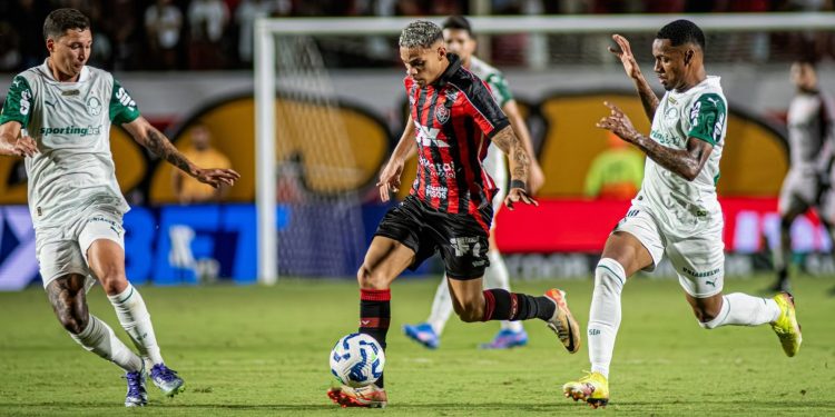 Vitória abre dois gols de vantagem, mas cede empate ao Palmeiras no Barradão