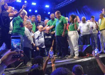 Marcha pra Jesus reúne milhares de fiéis na Avenida Getúlio Vargas em Feira de Santana