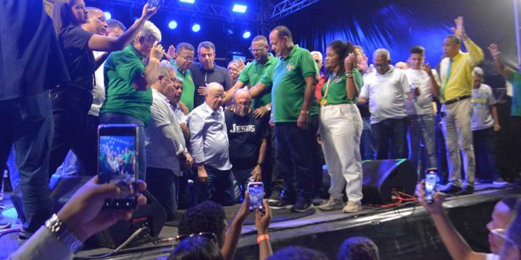 Marcha pra Jesus reúne milhares de fiéis na Avenida Getúlio Vargas em Feira de Santana