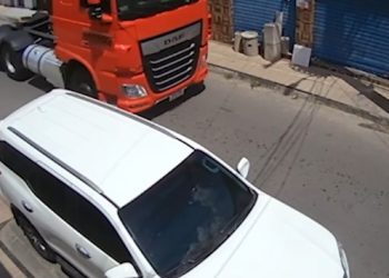 Mulher morre atropelada por caminhão enquanto levava filho para escola em Feira de Santana