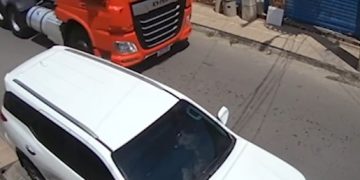 Mulher morre atropelada por caminhão enquanto levava filho para escola em Feira de Santana