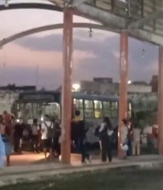 Ônibus desgovernado causa acidente no Terminal Central de Feira de Santana
