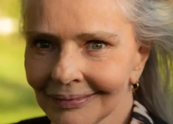 Morre aos 75 anos a cantora e compositora Angela Ro Ro