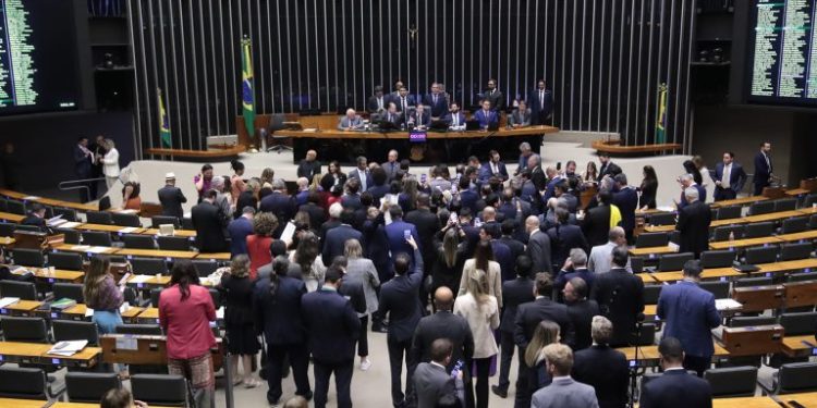 Câmara aprova urgência para projeto de anistia a participantes de manifestações políticas