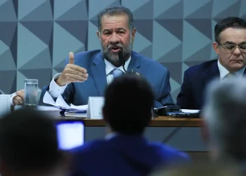 Ex-ministro Carlos Lupi admite falhas do INSS em coibir fraudes e defende revisão do consignado