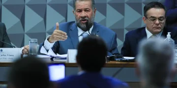 Ex-ministro Carlos Lupi admite falhas do INSS em coibir fraudes e defende revisão do consignado