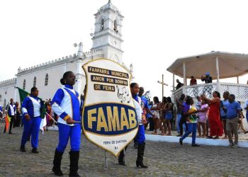 Desfile cívico emociona Bonfim de Feira com homenagem a figuras históricas da comunidade