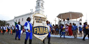 Desfile cívico emociona Bonfim de Feira com homenagem a figuras históricas da comunidade