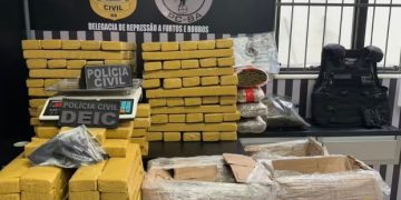 Polícia apreende 212 kg de maconha e prende homem em flagrante no bairro Mangabeira, em Feira de Santana