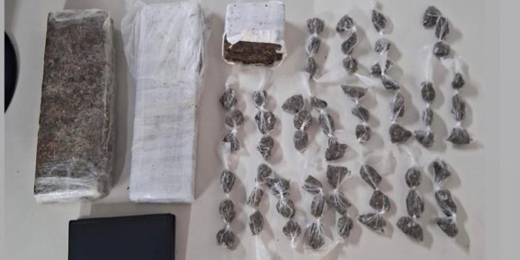 Homem é preso por tráfico de drogas no bairro Aviário em Feira de Santana