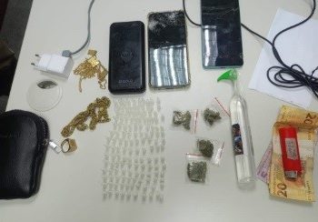 65ª CIPM prende dois homens por tráfico de drogas no bairro Aviário, em Feira de Santana